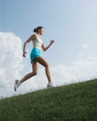 跑步丘陵有助于加强您的下半身，为10k做准备。“border=
