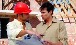 没有官方的绿色建筑标准,因此承包商通常按照自己的规则,并最终违反传统的建筑规范。看到更多的房屋建筑的照片。”width=