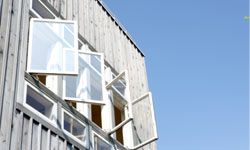 住宅与自然空气通风系统利用windows的气流。”width=