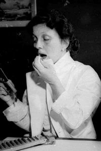 Hazel Bishop uses her own lipstick in 1951.