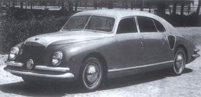 The first Zagato-bodied sedan featured prominent vents for the 8C's rear side-mounted radiators.