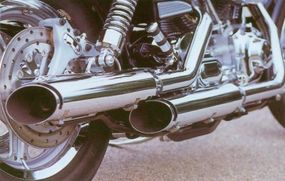 The 2002 Harley-Davidson FXDWG3 features baloney-cut mufflers.