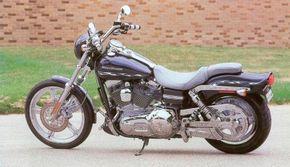 2002 Harley-Davidson FXDWG3具有出厂定制外观。查看更多摩托车图片。“width=