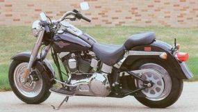 2002年的Harley-Davidson Flstf Fat Boy进行了主要机械的变化。“border=