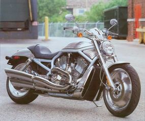 2002 Harley-Davidson VRSCA V-Rod是高科技的，但以Harley的传统为基础。“border=