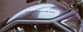 2002 Harley-Davidson VRSCA V-Rod具有长而低的轮廓。“border=