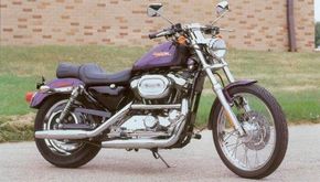 2002 Harley-Davidson XL-1200C Sportster看起来很像1996年模特首次亮相时。请参阅更多摩托车图片。“width=