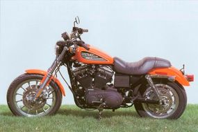 2002 Harley-Davidson XL-883R Sportster的外观受到公司赛车过去的启发。“border=