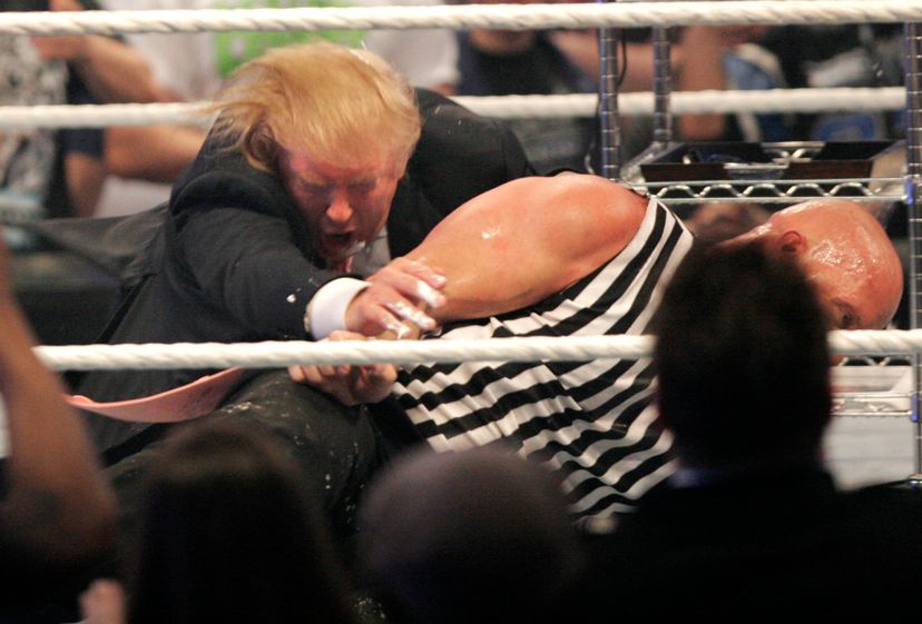 唐纳德·特朗普（Donald Trump）与史蒂夫·奥斯丁（Steve Austin）在WWE WrestleMania 2007中与史蒂夫·奥斯汀（Steve Austin）搏斗“border=