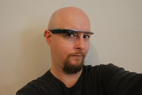 HowStuffWorks的乔纳森·斯特里克兰试了试谷歌眼镜。你可以在这篇文章中读到他的冒险经历。＂border=