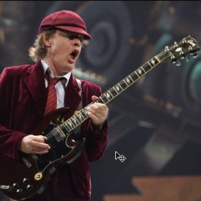 AC/DC的吉他手安格斯·扬（Angus Young）于2008年11月3日在印第安纳波利斯（Indianapolis）在Conseco Fieldhouse上演出。“width=