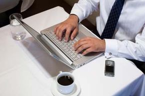 4 g手机可能让一些商人laptoplike设备多余的。”width=