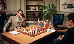 加里·卡斯帕罗夫（Garry Kasparov）考虑了他在1997年对IBM深蓝色的比赛中的下一步行动。“border=