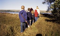 徒步旅行对孩子和大人来说都是一项有趣的露营活动。＂width=