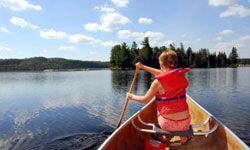 独木舟是孩子们露营时的另一项有趣的活动。＂border=