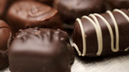 What are some chocolate allergy symptoms?