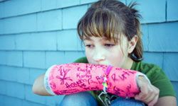 girl with arm in cast