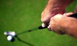 仔细观察你的手的构造可以改变你握握的角度。”width=