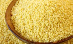 蒸粗麦粉的原料与意大利面相同，但它尝起来更像米饭。＂border=