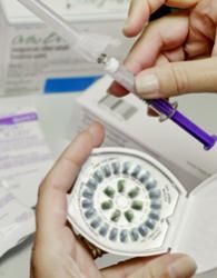 在新泽西州什鲁斯伯里的中央新泽西计划生育中心诊所，注册护士莎伦·卡萨迪(Sharon Cassady)拿着一枚激素注射避孕药(上图)和一枚传统避孕药＂border=