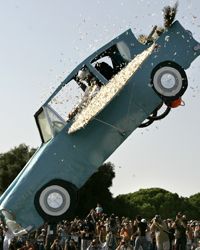 安娜·卡塔琳娜·杜拉奥（Ana Catarina Durao）的汽车在里斯本·弗洛格塔格（Lisbon Flugtag），葡萄牙的翼日（Wings's Day）的里斯本日里（Lisbon Flugtag）期间，其机翼羽毛掉了羽毛，并朝塔斯河（River the River Tagus）前进。查看更多概念车的图片。“width=