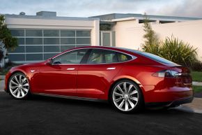 Tesla Model S中的软件可以无线更新（在家中），类似于智能手机或计算机。“border=