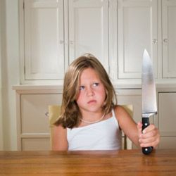 你的孩子不知道如何正确地使用刀。所以，把它们放在够不着的地方。＂border=