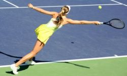 tennis player reaching