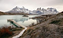 白雪覆盖了巴塔哥尼亚的山峰。“border=