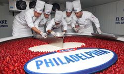 厨师们打破了吉尼斯世界纪录，获得了最大的奶酪蛋糕，直径2.5米，高55厘米，重2吨。＂border=