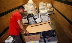 研究回收项目与你的电子产品;许多产品应该是可回收的。”width=