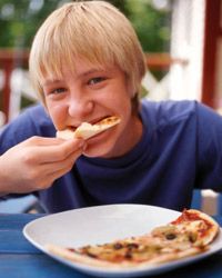 谁不喜欢披萨呢?如果你的孩子能帮忙做的话，他们会更喜欢的。＂border=