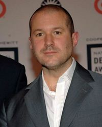 苹果工业设计高级副总裁乔纳森·艾夫(Jonathan Ive)在2007年国家设计大奖颁奖晚会上亮相，他是在史蒂夫·乔布斯领导下帮助苹果取得成功的众多员工之一。＂border=