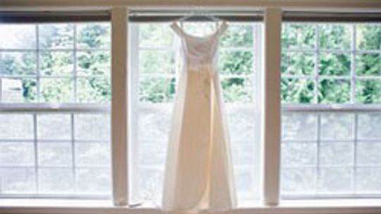 5 Wedding Dress Silhouettes and Fabrics for Plus-size Brides