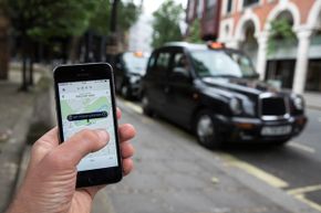 智能手机将显示“ Uber”移动应用程序，该应用程序允许用户从英国伦敦的任何地点冰雹私人车辆。“border=