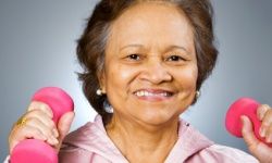 woman lifting pink weights