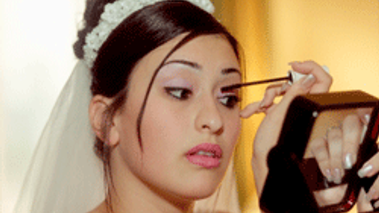 5 Tips for Choosing Makeup Colors for Your Wedding