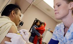 护士Kim Bigham正在给Alfredo Ochoa注射甲型H1N1流感疫苗。流感。＂border=