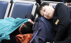 在中国东北辽宁省沈阳市桃县国际机场，乘客在候机时睡着了。＂border=