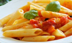 一种加入西红柿和特级初榨橄榄油的清淡意大利面食是为春季用餐准备的。