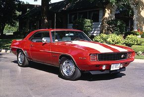 1969年雪佛兰Camaro Z28的标准罩是标准罩。可用的拉力赛运动套件掩盖了铰链门后面的大灯。查看更多经典的肌肉车图片。“width=