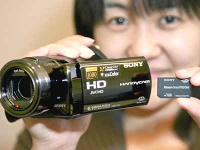 Sony displays the world's smallest high-definition digital camcorder 'Handycam HDR-CX7'