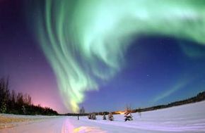 Aurora Borealis也被称为北极光，最好在北部气候下观看。“width=