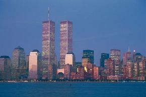 世界贸易中心最高的两座塔于1973年完工。他们都在2011年9月11日的恐怖袭击后陨落。查看更多城市天际线图片。＂width=